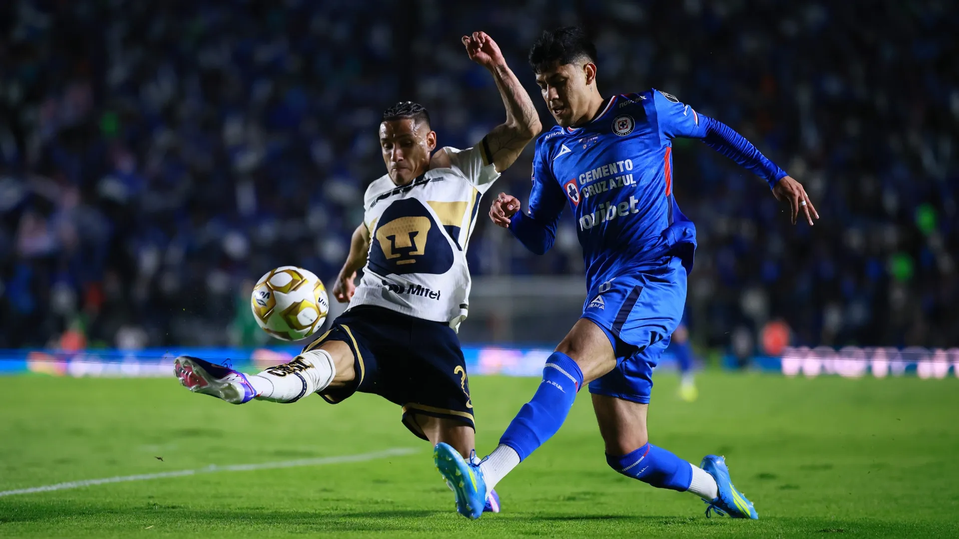 Carlos Antuna of Pumas competes for the ball against Omar Campos of Cruz Azul – Manuel Velasquez/Getty Images