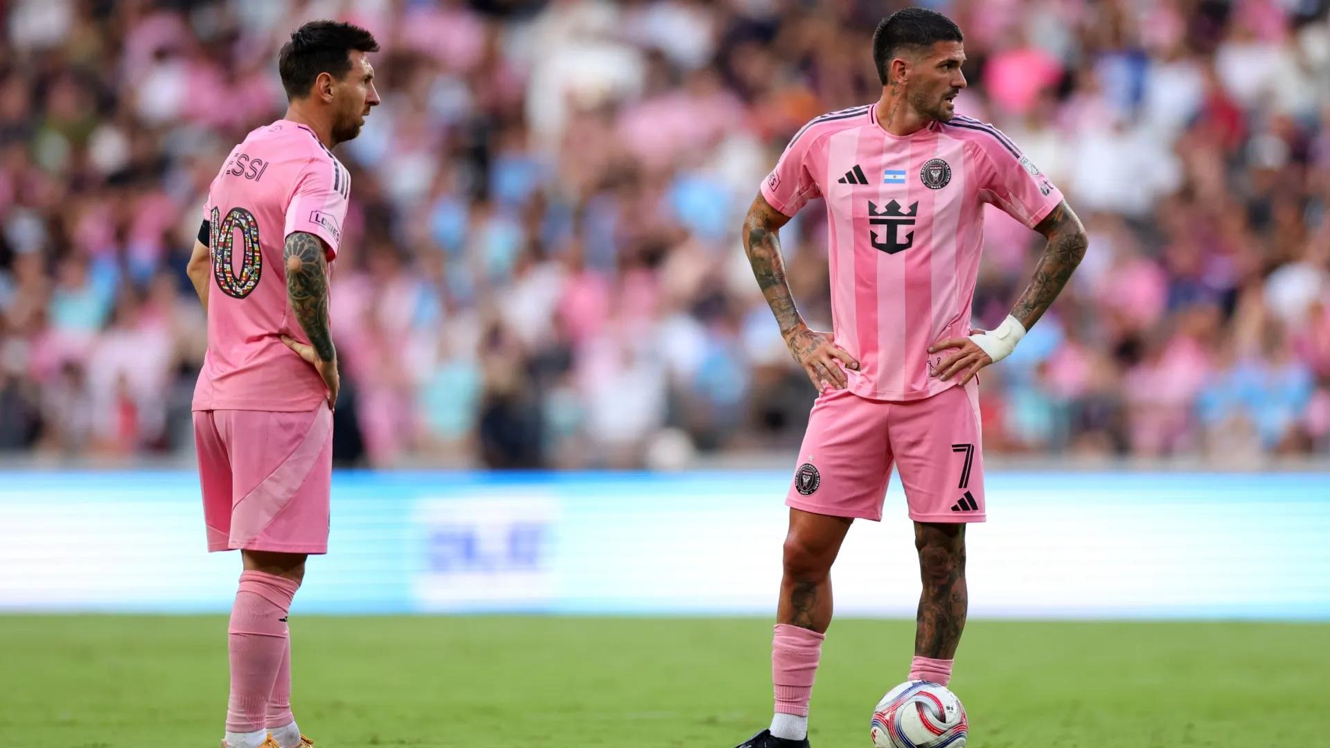 Lionel Messi with Rodrigo De Paul