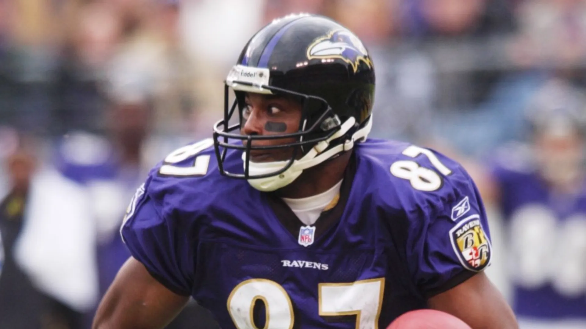 Qadry Ismail runs with the ball during a Ravens game.