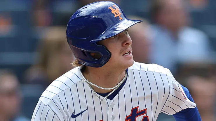 Carson Benge #3 of the Mets bats against Reds.