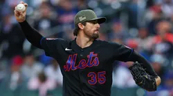 Clay Holmes #35 of the Mets pitches during the first inning vs Yankees.