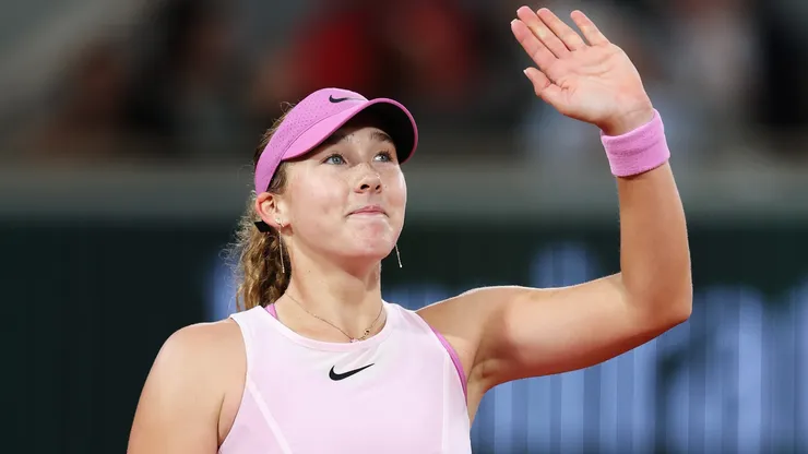 Mirra Andreeva shows appreciation to the fans.