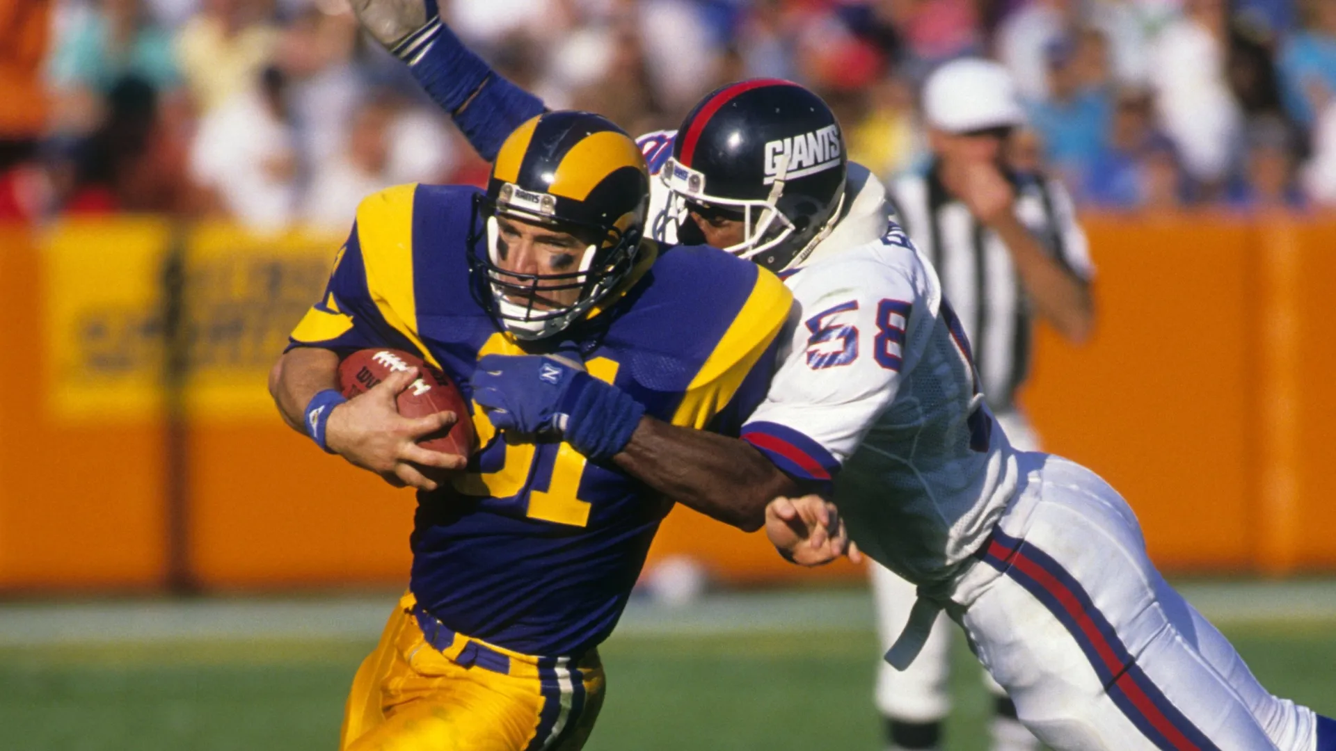 Carl Banks making a tackle.