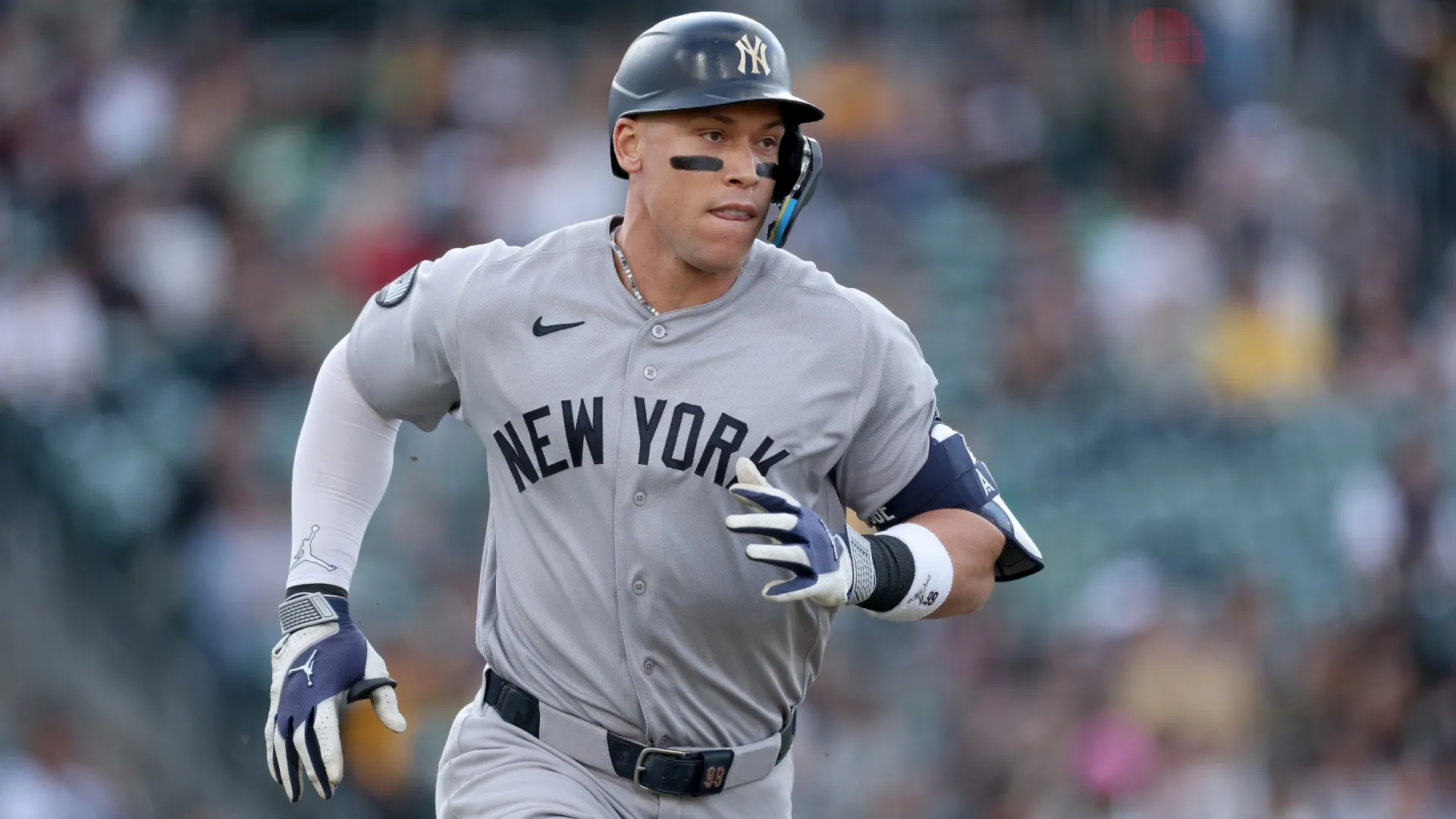 Aaron Judge #99 of the Yankees runs to first base. Ezra Shaw/Getty Images
