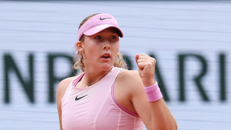 Mirra Andreeva celebrates a point against Marta Kostyuk.