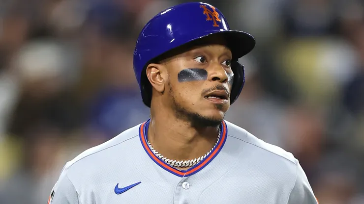 Jorge Polanco #11 of the New York Mets at bat during a game.