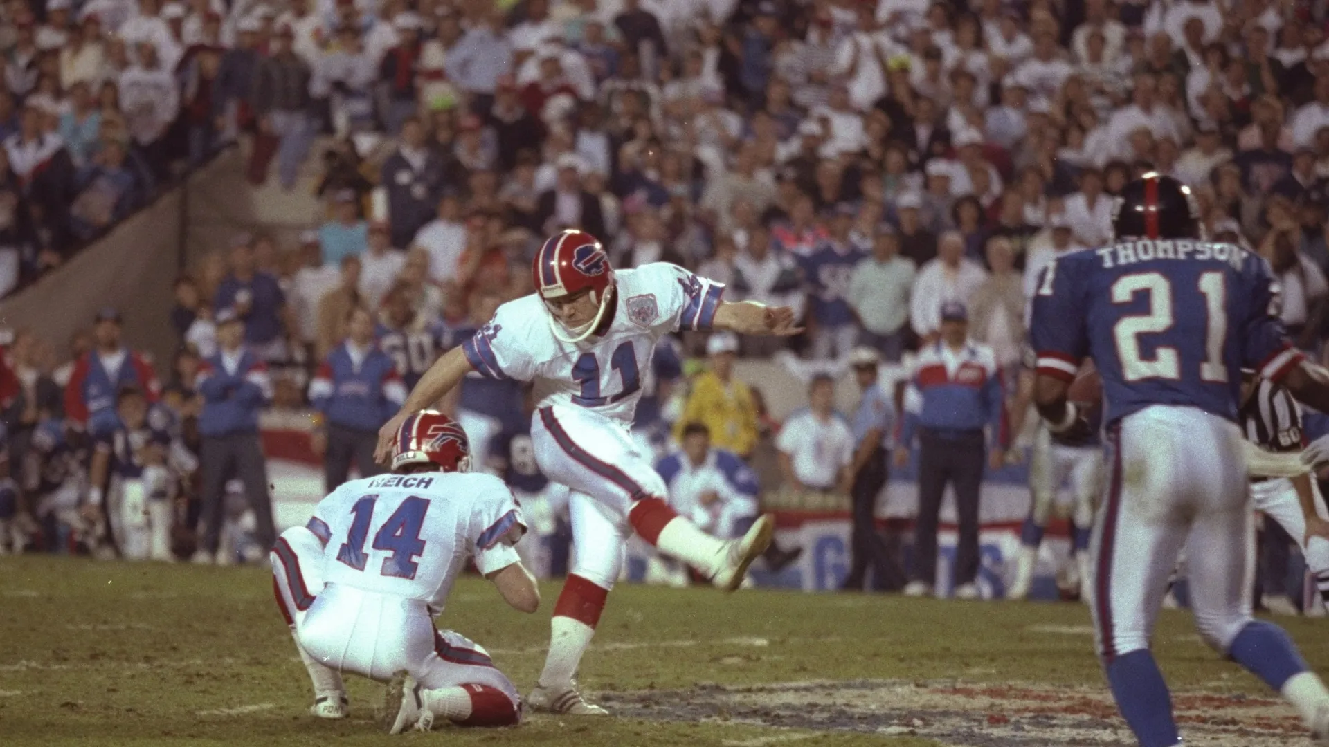 Scott Norwood of the Bills misses a 47-yard field goal wide right as time runs out to lose Super Bowl XXV against the Giants.