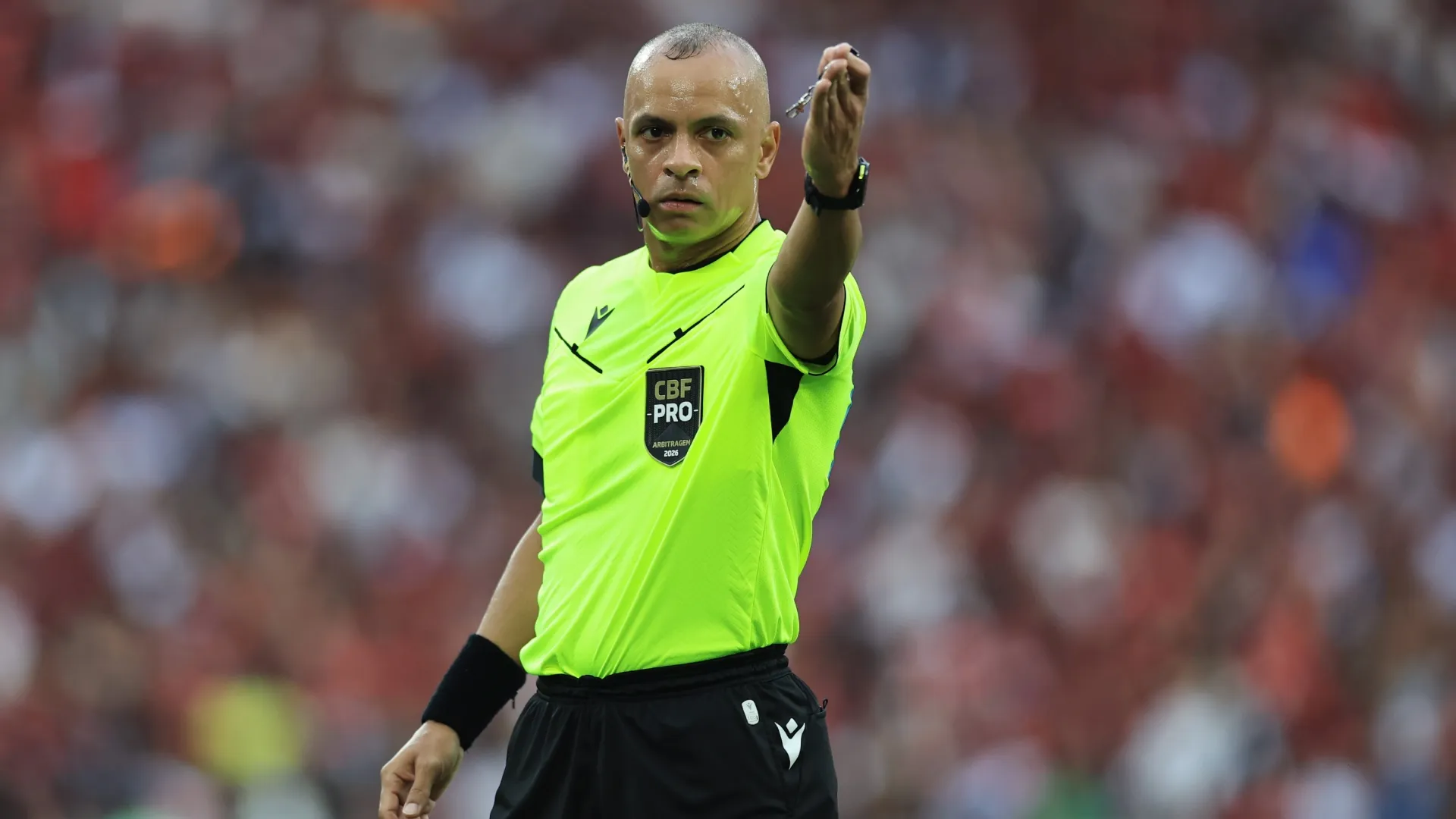 Wilton Sampaio refereeing