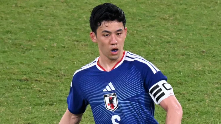 Wataru Endo of Japan passes the ball.