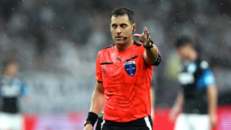 Referee Gustavo Tejera