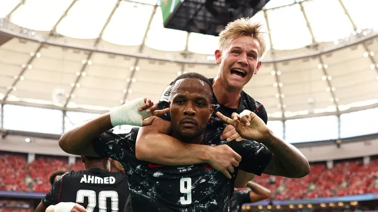 Cyle Larin and Luc de Fougerolles of Canada