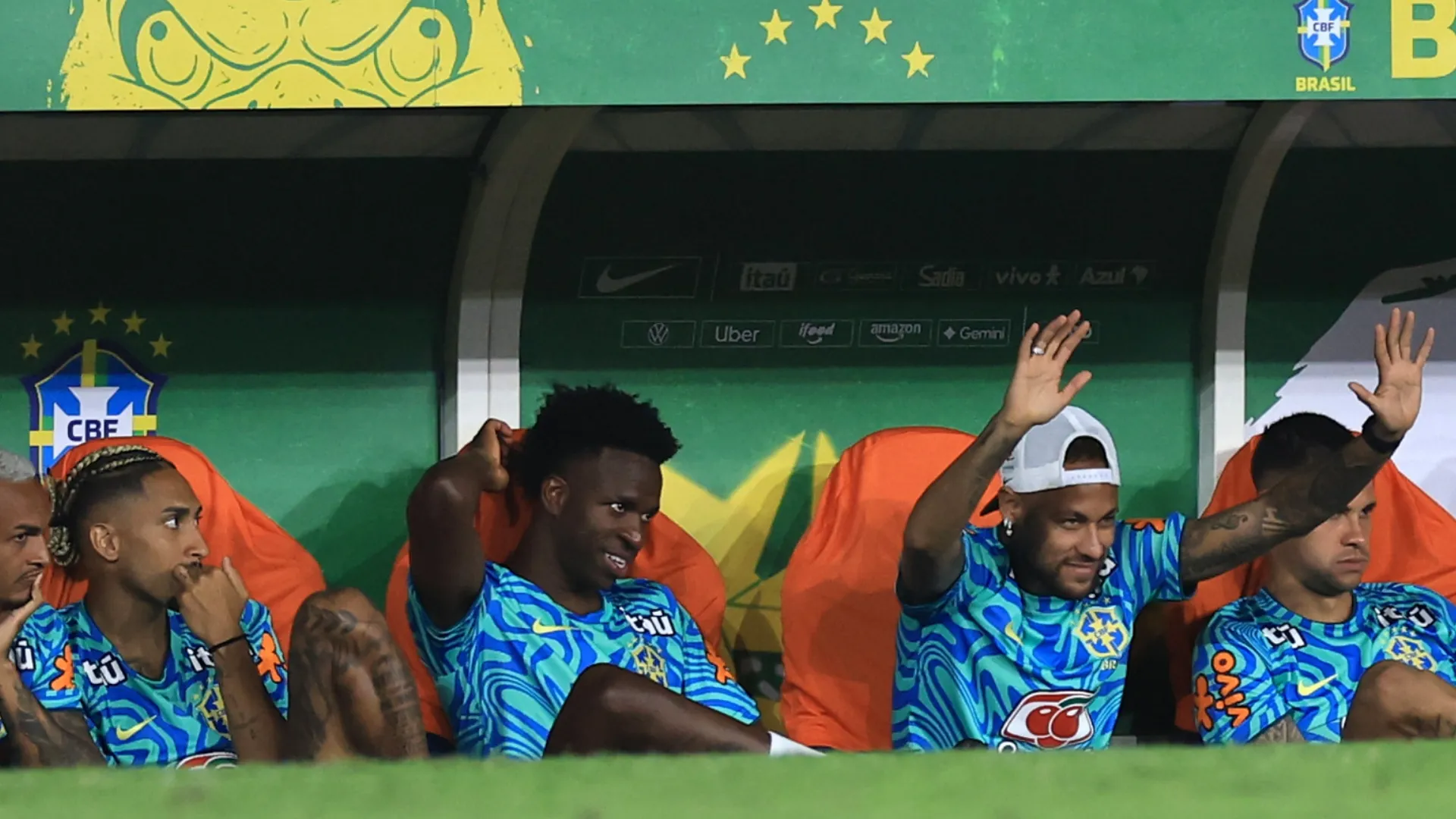 Neymar Jr. waves to fans during the international friendly match. Buda Mendes/Getty Images