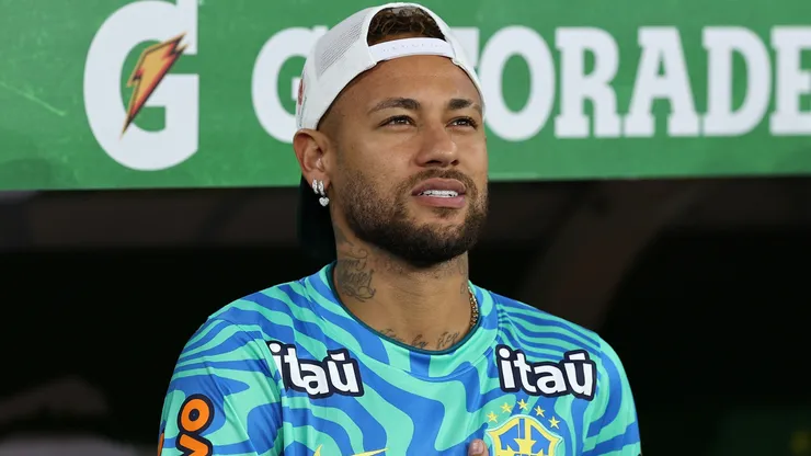 Neymar Jr. stands for the national anthem.