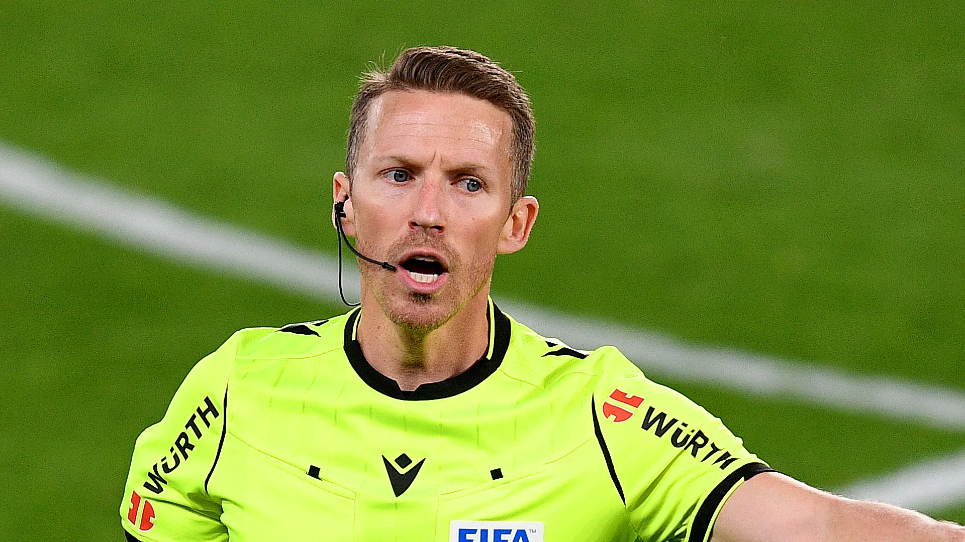 Hernández working in an international match.
