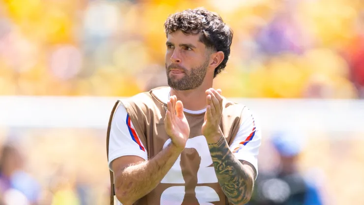 Christian Pulisic #8 of the United States applauds fans.