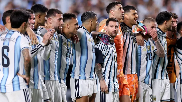 Lionel Messi #10 and players of Argentina line.