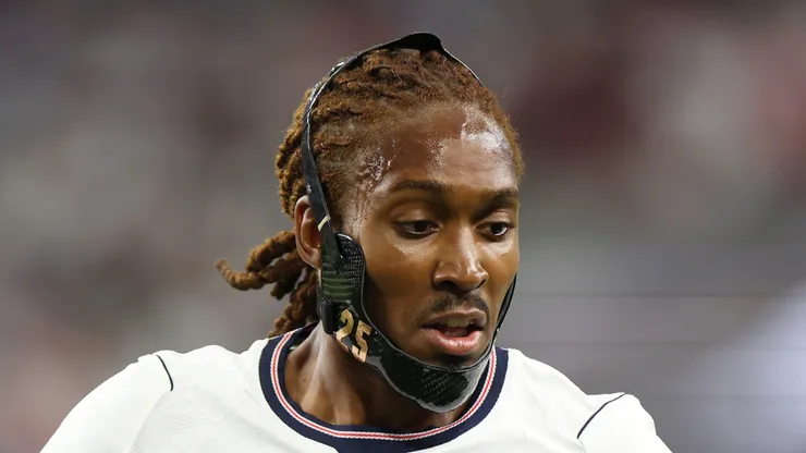 Djed Spence playing with a protective mask at the World Cup.
