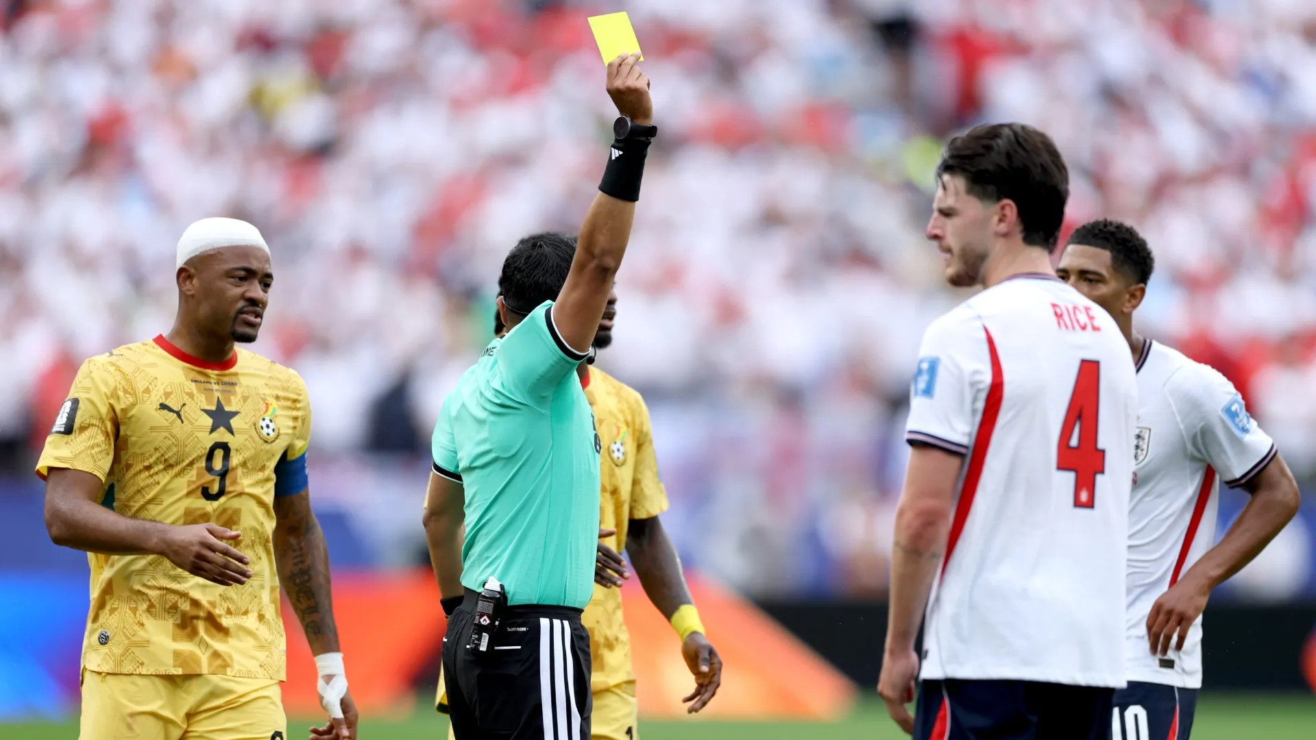 Said Martinez shows a yellow card to Declan Rice during the FIFA World Cup 2026 Group L match (Source: Buda Mendes/Getty Images)