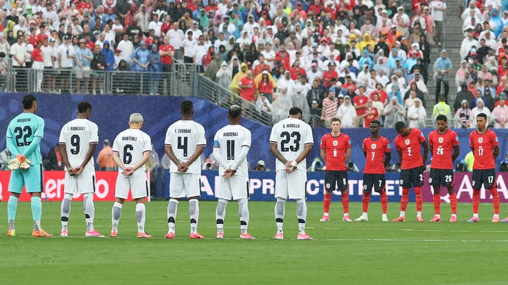 Players take a moment of silence for the victims of the Venezuelan earthquake.