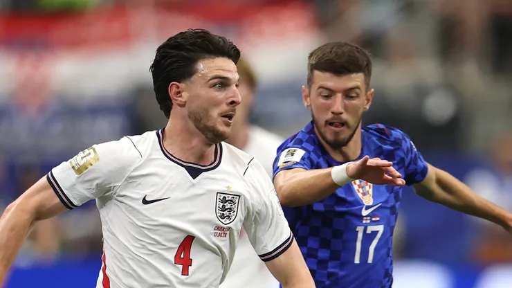 Declan Rice #4 of England and Petar Sucic #17 of Croatia.