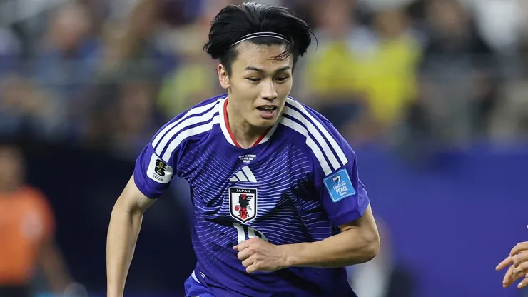 Ayase Ueda #18 of Japan controls the ball.