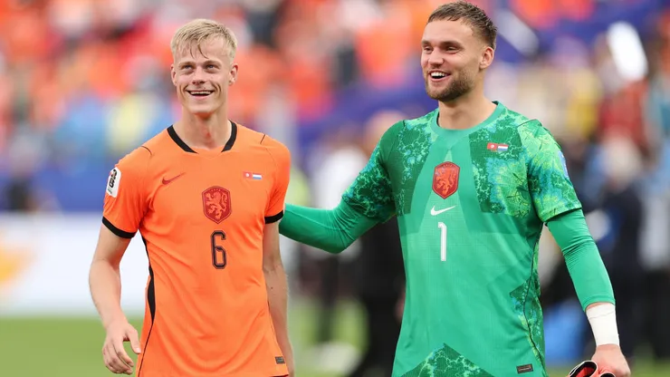 Jan-Paul van Hecke and Bart Verbruggen during the FIFA World Cup 2026 Group F match