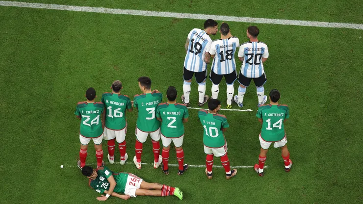 Mexican player laying behind a wall in 2022