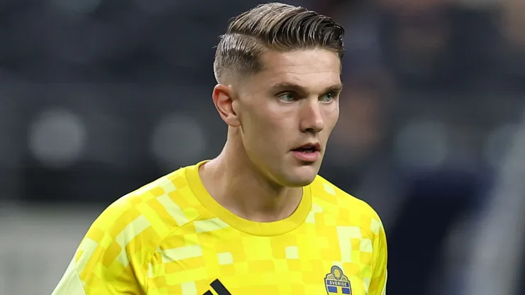 Victor Gyokeres #17 of Sweden.