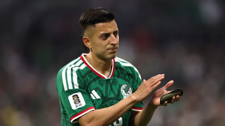 Roberto Alvarado #25 of Mexico.