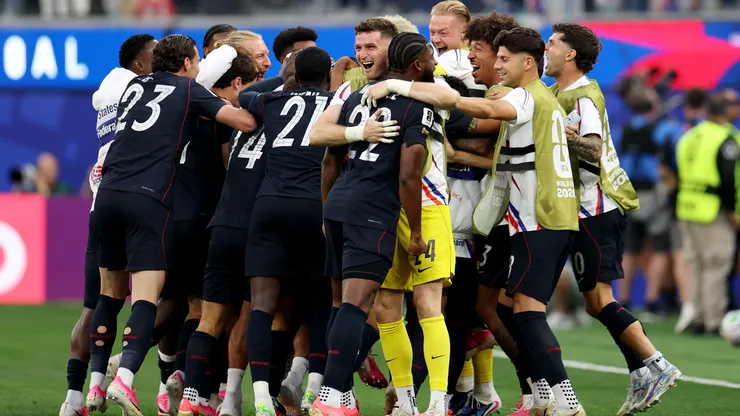 Players of the United States celebrate.
