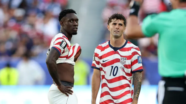 Folarin Balogun #20 and Christian Pulisic #10 of the United States.