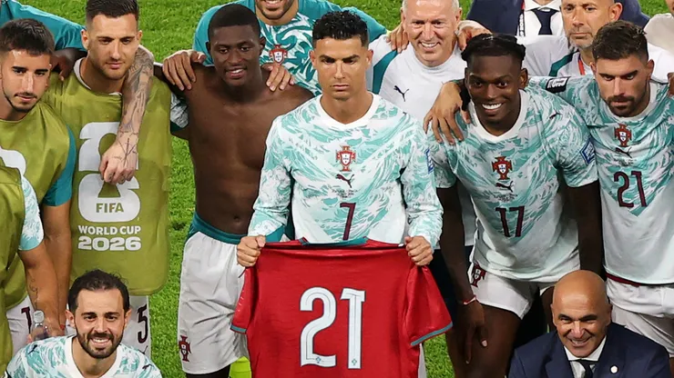 Cristiano Ronaldo with Diogo Jota's shirt