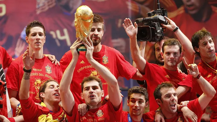 Spain's players holding the 2010 World Cup