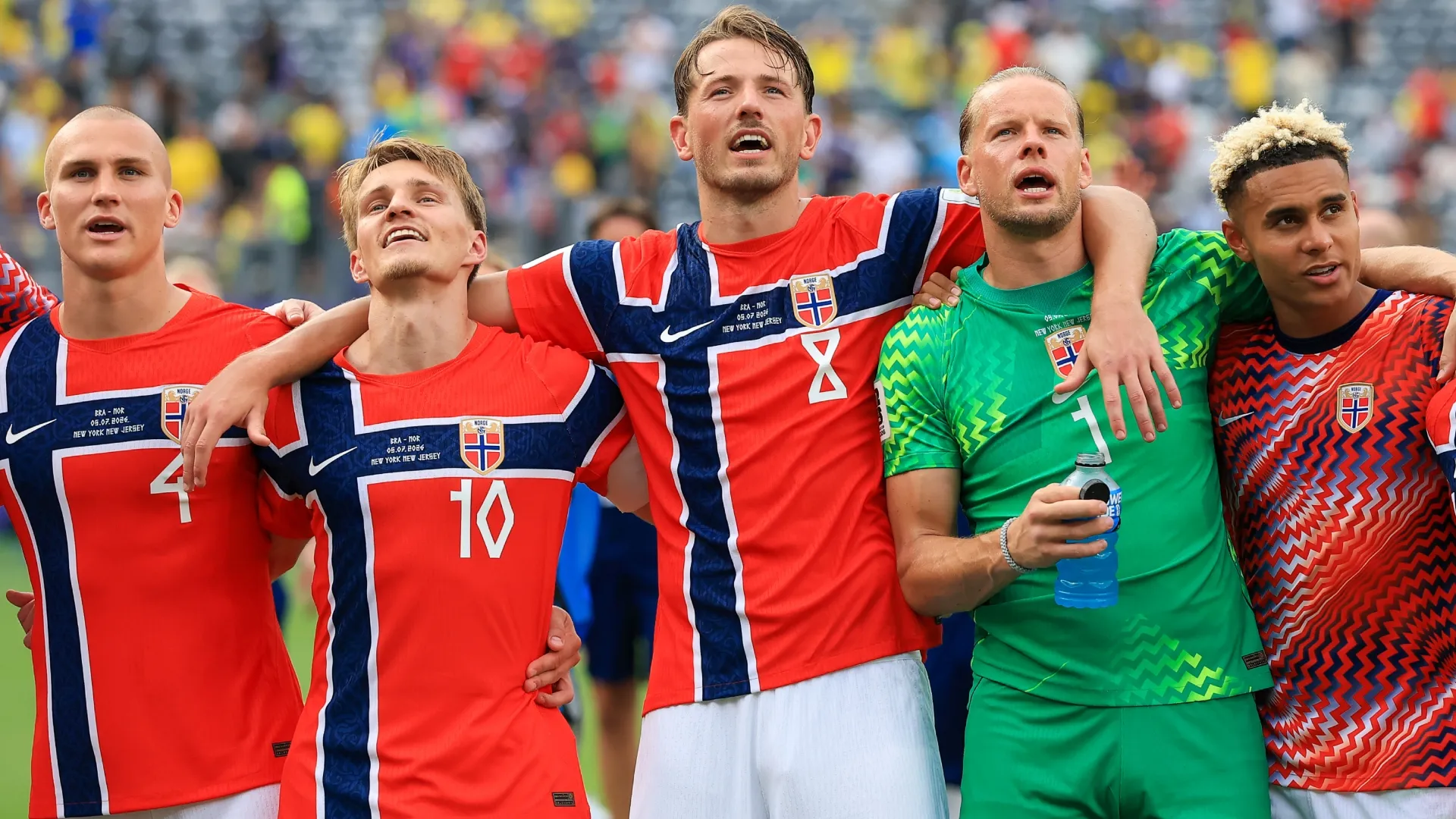 Norway players applaud fans after the match. Elsa/Getty Images