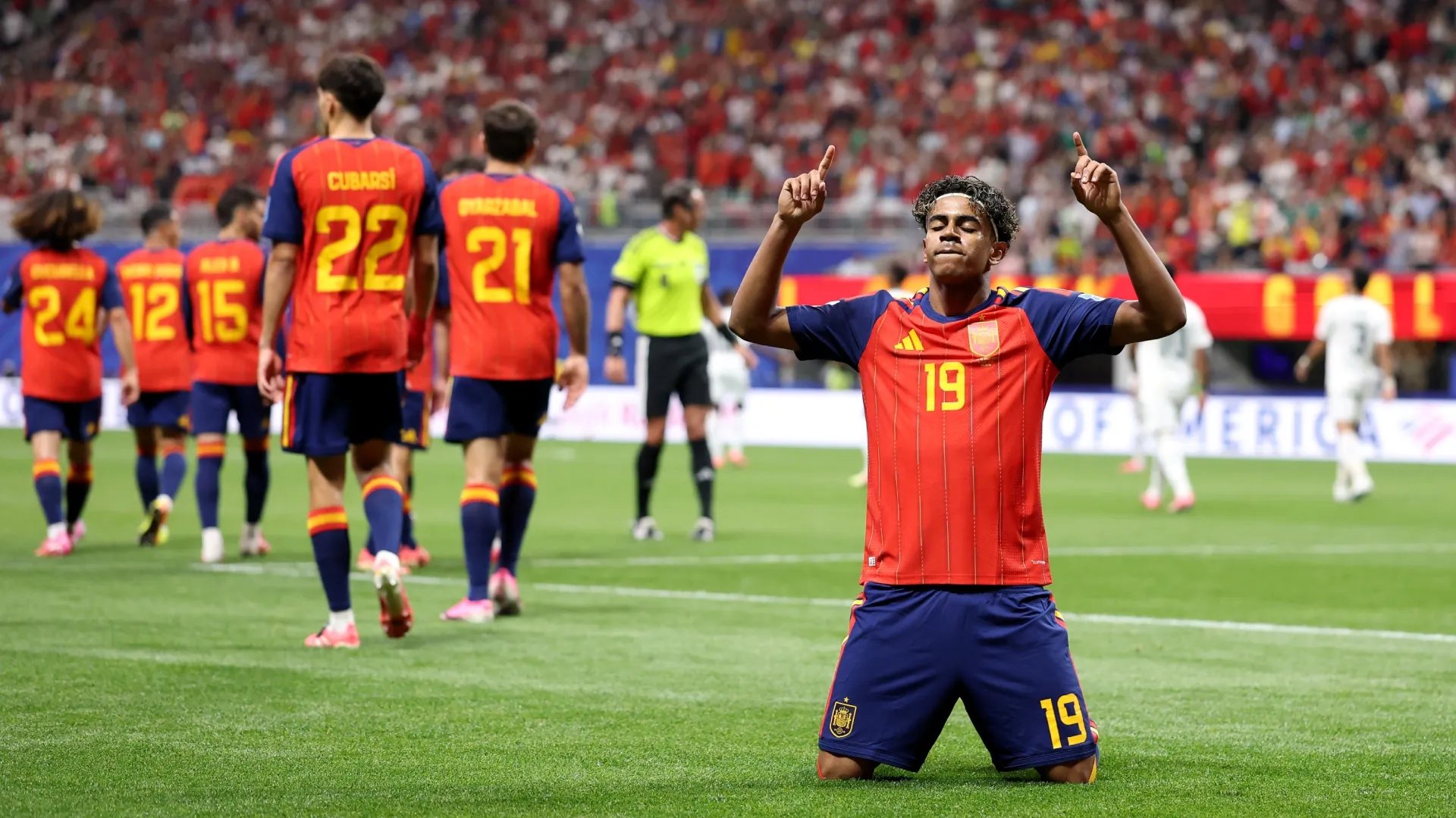 Lamine Yamal #19 of Spain celebrates with teammates. Justin Setterfield/Getty Images