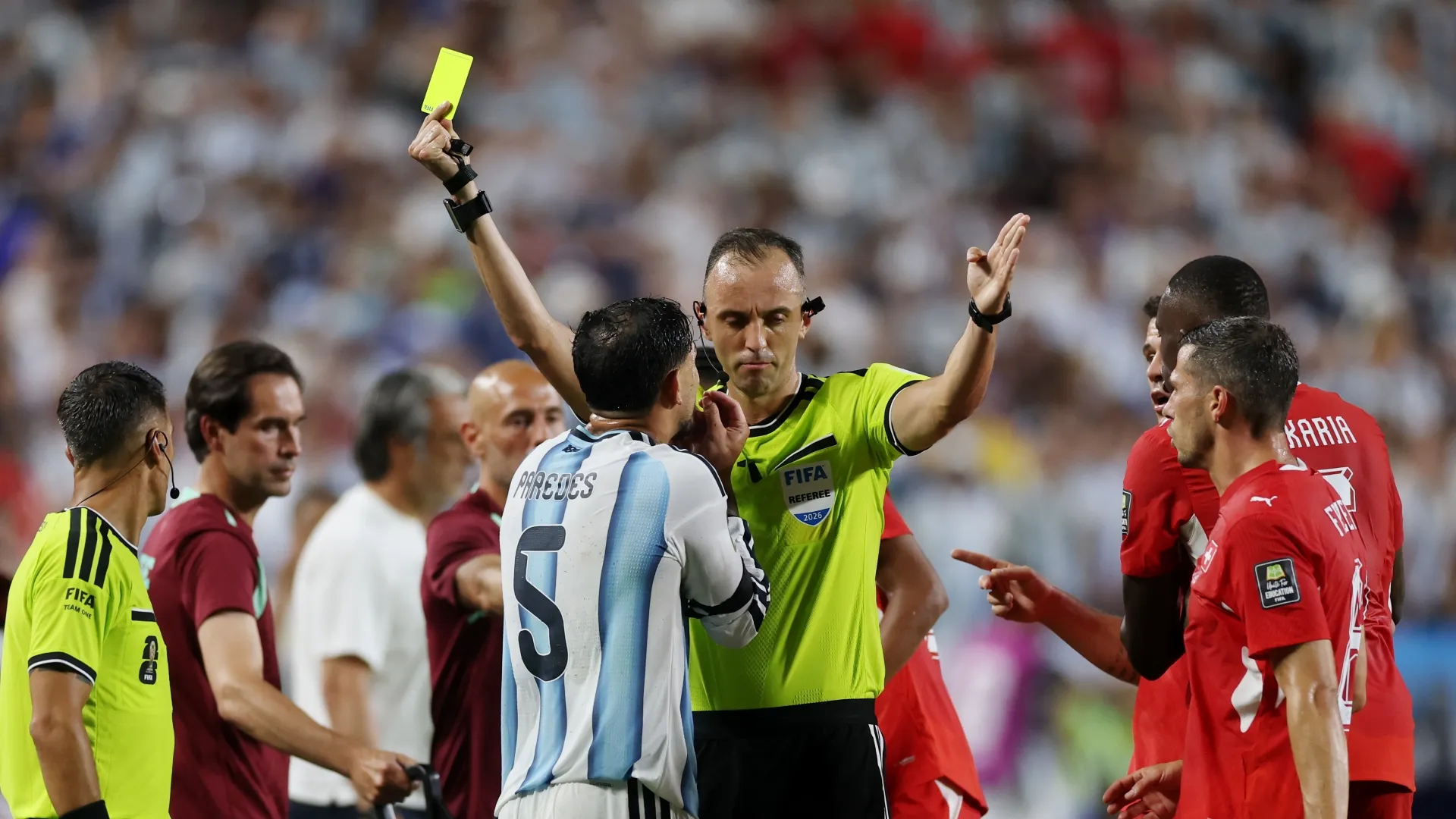 Refere with yellow card during Argentina and Suiza match (Getty Images)