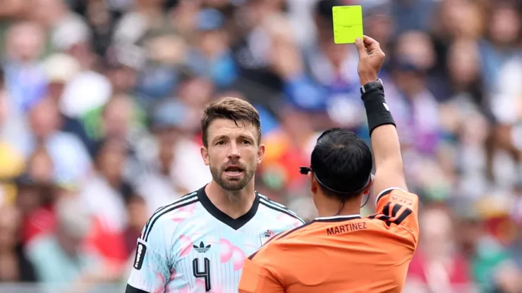 Brandon Mechele gets yellow card by referee Said Martinez