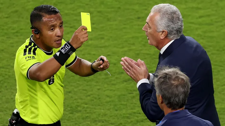Head coach Gustavo Alfaro gets yellow card by referee Ivan Barton