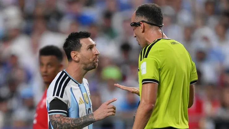 Lionel Messi #10 of Argentina speaks with referee Joao Pinheiro.