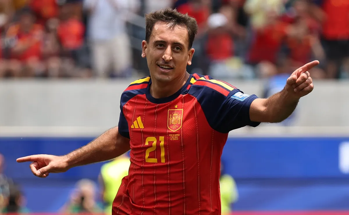 mikel-oyarzabal-s-profile-who-is-spain-s-forward-age-height-partner