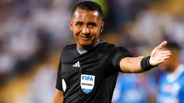 Ivan Arcides Barton gestures during the Saudi Pro League match