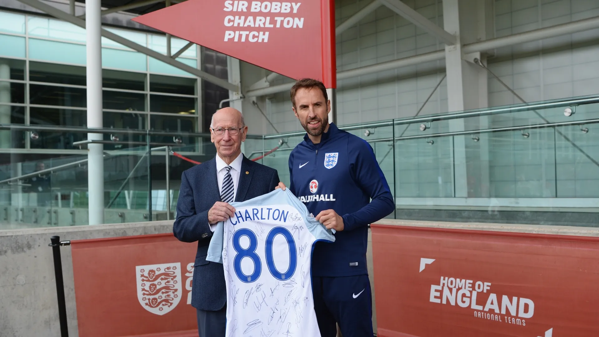 Sir Bobby Charlton (1937-2023) with Southgate (Getty Images)