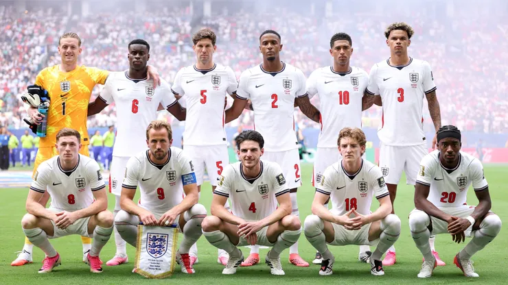 England line up posing for a team photo.
