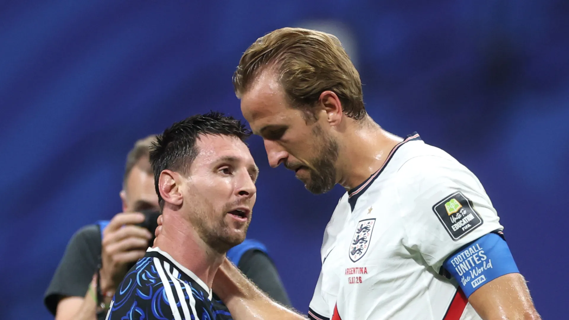 Lionel Messi of Argentina with Harry Kane of England