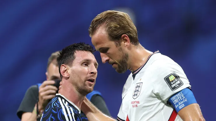 Lionel Messi of Argentina with Harry Kane of England