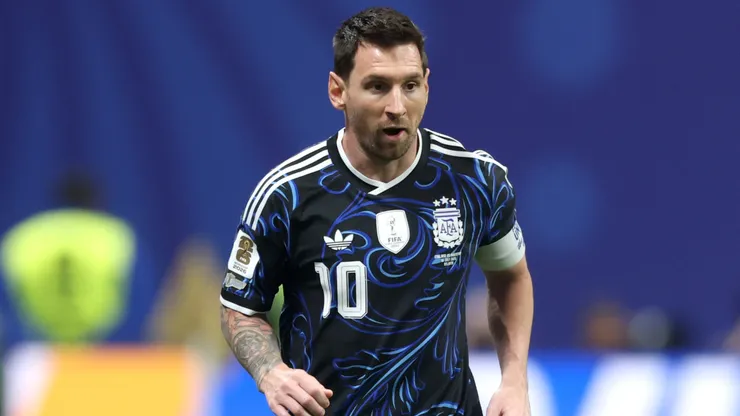 Lionel Messi #10 of Argentina controls the ball.