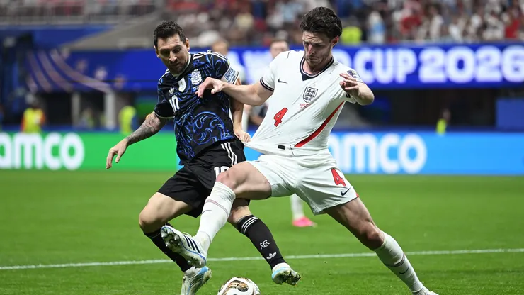 Declan Rice #4 of England controls the ball against Lionel Messi #10 of Argentina.