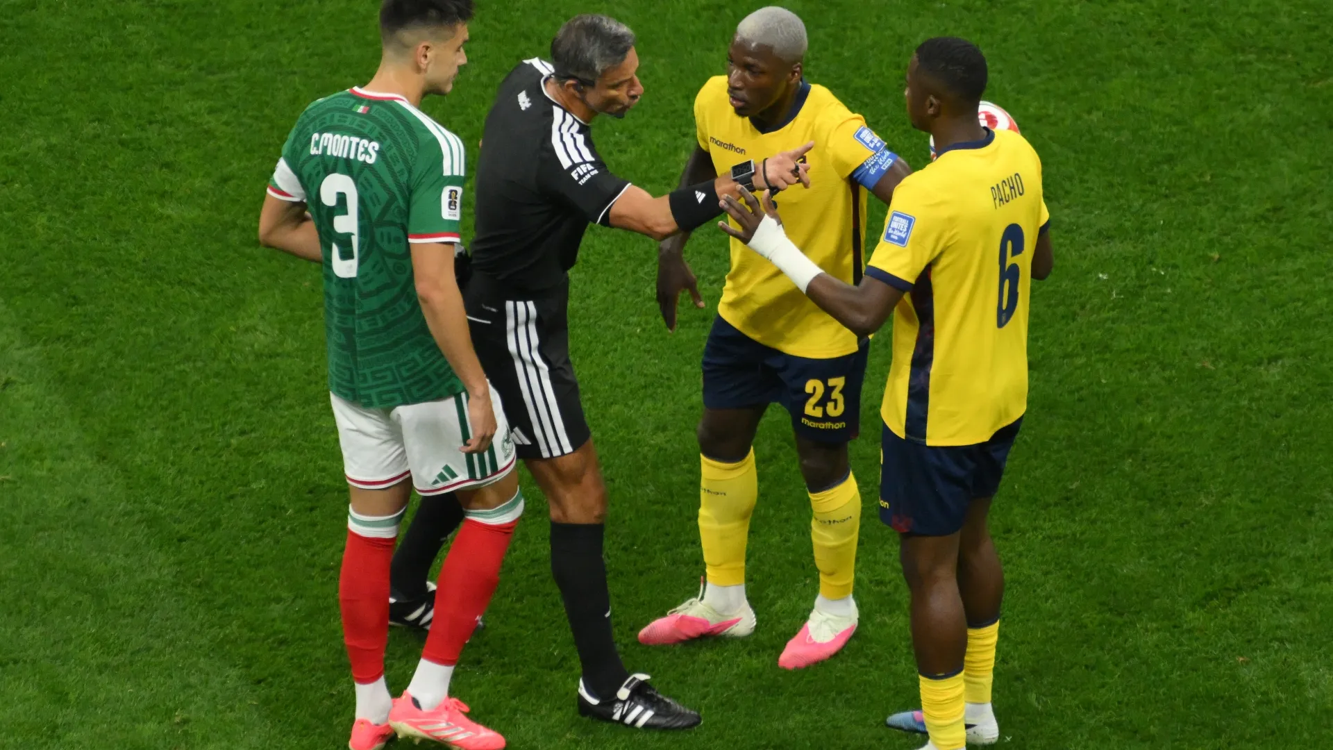 Slavko Vincic with Ecuador and Mexico players (Getty Images)