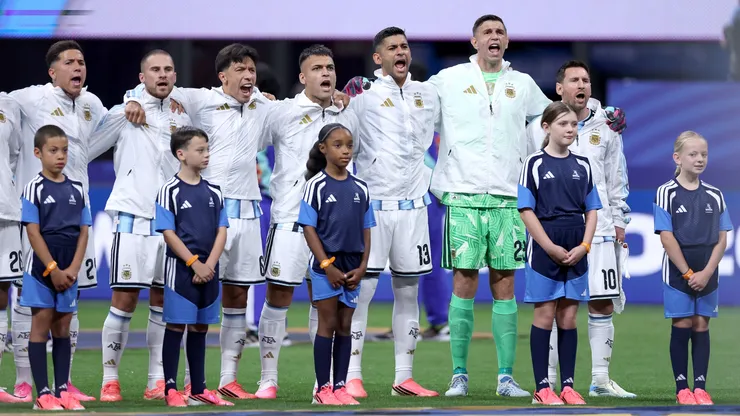 Lionel Messi and teammates stand for the national anthem before the FIFA World Cup 2026 Round of 16 match