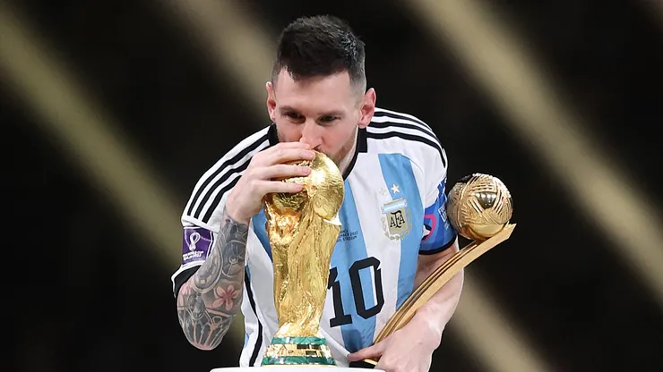 Messi kissing the World Cup in 2022